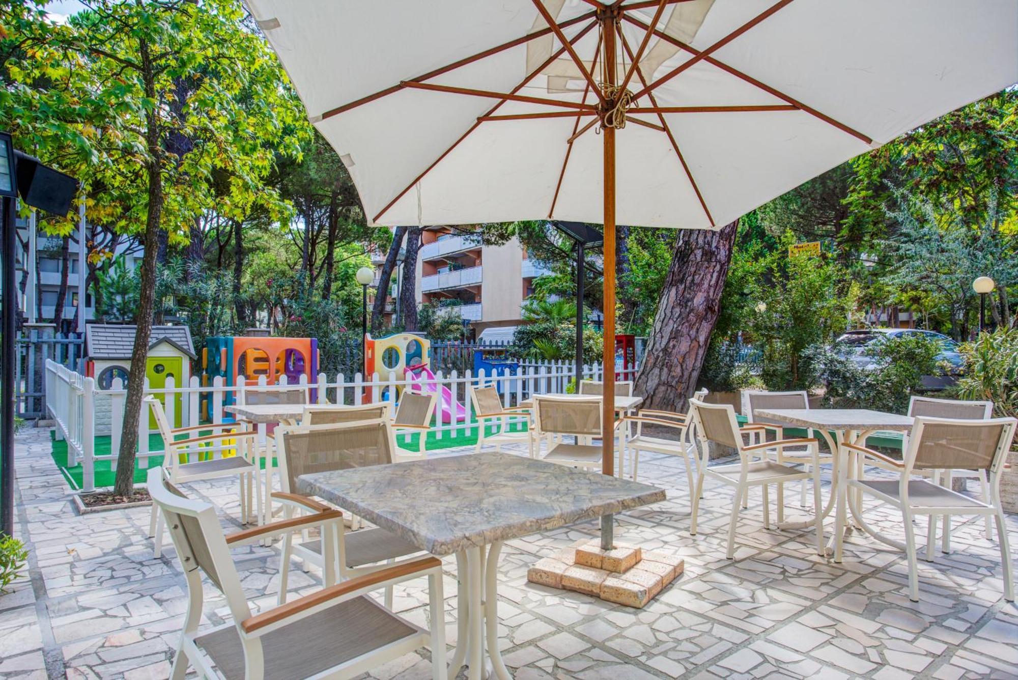 Hotel Majorca Milano Marittima Exterior photo